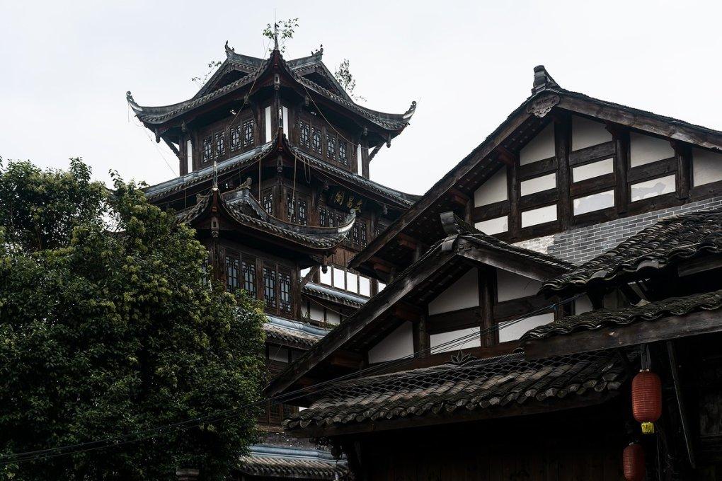 熊孩子爬进火锅店菜柜不出来，店员合力将其拉出